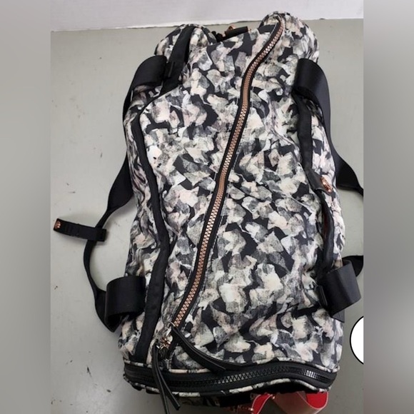 Lululemon High Mileage Duffel
Mystic Jungle Butter Pink Black / Black - Picture 5 of 7